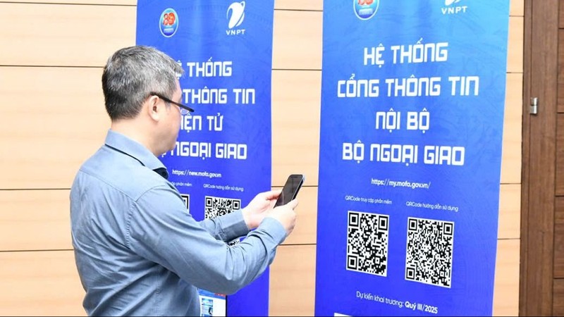Đại biểu quét mã truy cập hướng dẫn sử dụng Hệ thống Cổng thông tin nội bộ Bộ Ngoại giao. Đại biểu quét mã truy cập hướng dẫn sử dụng Hệ thống Cổng thông tin nội bộ Bộ Ngoại giao.JPG