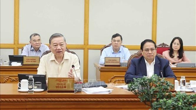 Tổng Bí thư Tô Lâm chủ trì cuộc họp Bộ Chính trị, Ban Bí thư vào sáng 4/7 để cho ý kiến về tình hình thực hiện Nghị quyết của Trung ương, vnapotalbochinhtribanbithuchoykienvesapxeptochucbomayvadonvihanhchinhstand-2-17516102113622024404180.jpg