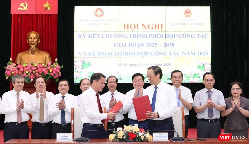 Phó trưởng Ban Tuyên giáo và Dân vận Trung ương Vũ Thanh Mai và Thứ trưởng Thường trực Bộ GD&ĐT Phạm Ngọc Thưởng đại diện hai cơ quan ký kết Chương trình phối hợp công tác năm 2025. Ảnh: Trần Hiệp/moet.gov.vn. vt_IMG_5129.jpg