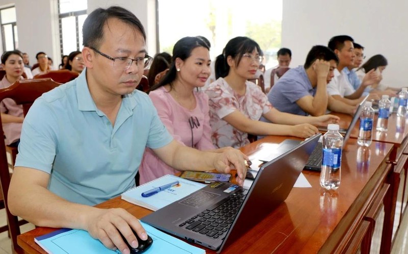 Các cán bộ, công chức, viên chức được hướng dẫn sử dụng AI tạo sinh để ứng dụng trong công việc, góp phần nâng cao chất lượng phục vụ người dân. Ảnh: baolaocai. 349748_IMG_0398.jpg