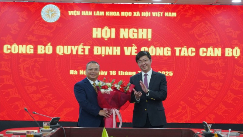Thứ trưởng Bộ Khoa học và Công nghệ Bùi Hoàng Phương tặng hoa chúc mừng ông Lê Nam Trung. 951_bui hoang phuong tang hoa.jpg