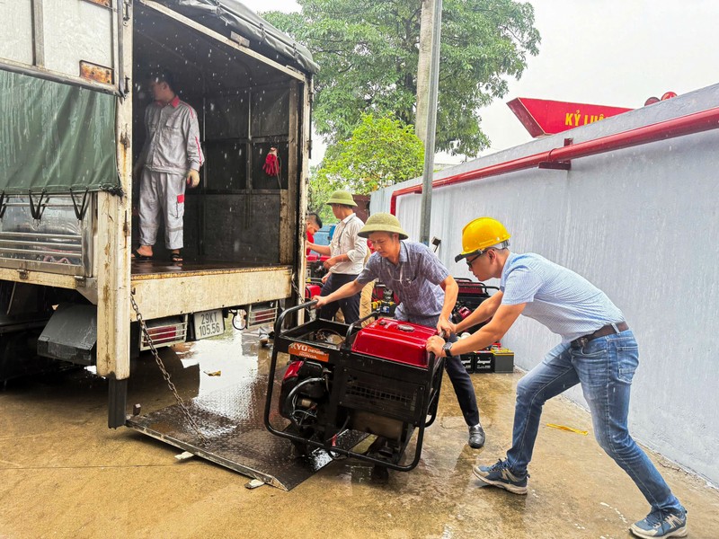 Các cửa hàng Viettel đều được bố trí máy nổ, xăng dầu duy trì hoạt động và hỗ trợ người dân sạc điện thoại. Phong chong bao so 3 (anh2).jpg