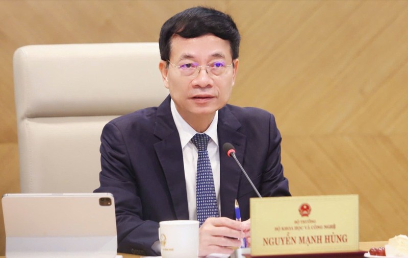 Bộ trưởng Nguyễn Mạnh Hùng yêu cầu các lãnh đạo đơn vị khối Viễn thông thay đổi nhận thức, mở ra không gian mới và cách thức vận hành mới để “thoát dần” khỏi khái niệm hạ tầng cứng. Nguyen Manh Hung 123.jpg