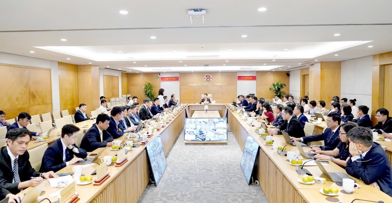 Buổi làm việc kết hợp trực tiếp và trực tuyến tới 16 điểm cầu của các đơn vị thuộc khối Viễn thông. toan-canh-2-1753495789086-1753495792083548169550.jpg