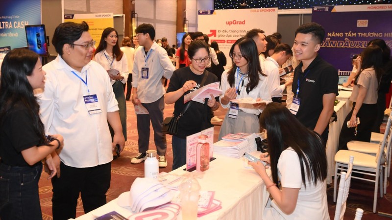 GrowthVerse Summit 2025 ghi nhận sự tham gia của hàng trăm đại diện doanh nghiệp, chuyên gia, và nhà lãnh đạo trong hành trình cùng nhau tìm kiếm giải pháp tăng trưởng bền vững.