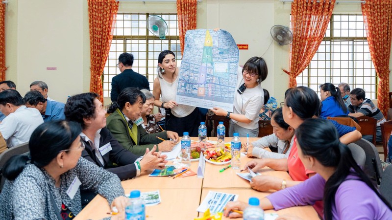 Người dân Bến Tre hào hứng tham gia dự án về nâng cao năng lực cho phát triển đô thị. ISCB Hoi thao tham van xay dung tam nhin Ben Tre (4).jpg