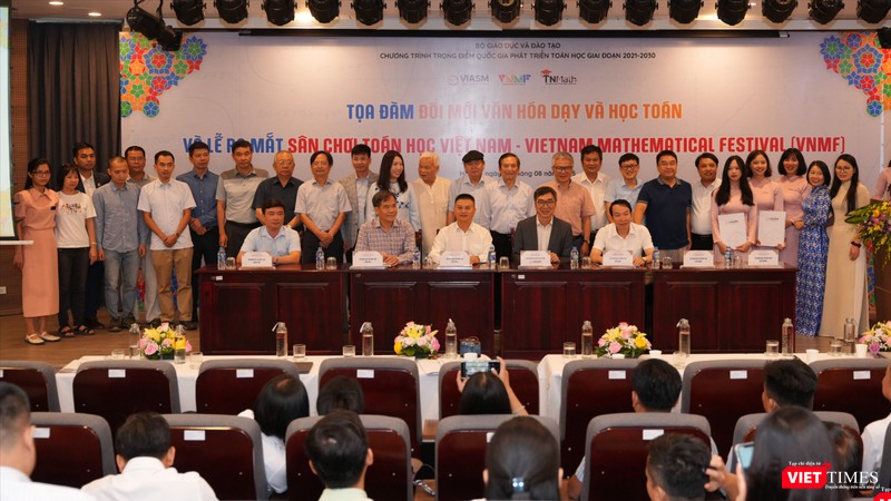 Viện Nghiên cứu cao cấp về Toán và các Sở Giáo dục và Đào tạo các địa phương ký kết văn bản ghi nhớ triển khai Sân chơi toán học Việt Nam. vt_VNMFky ket.jpeg