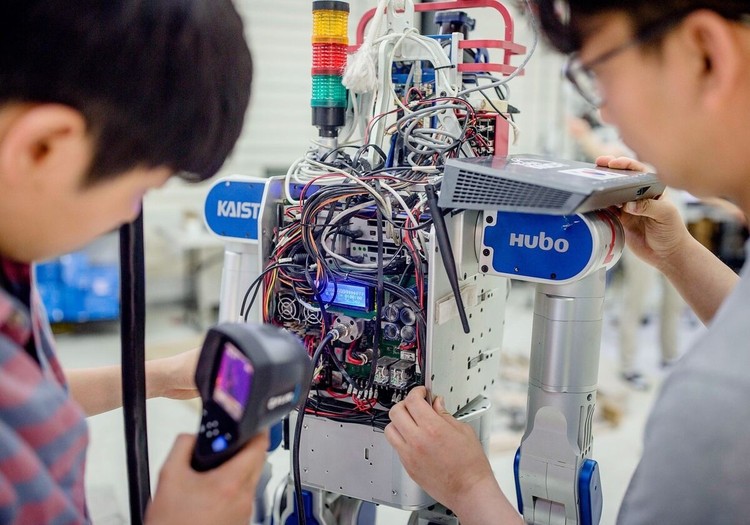 Một trong những điểm nổi bật của cơ chế thu hút nhân tài của các nước hàng đầu về KHCN là việc đầu tư mạnh vào các viện nghiên cứu và trường đại học hàng đầu. image (2).jpg
