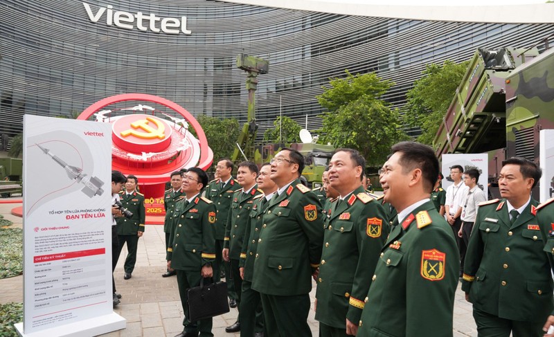 Thượng tướng Phạm Hoài Nam tham quan các khu trưng bày... Thu truong tham quan khi tai Viettel tai Dai hoi.jpg