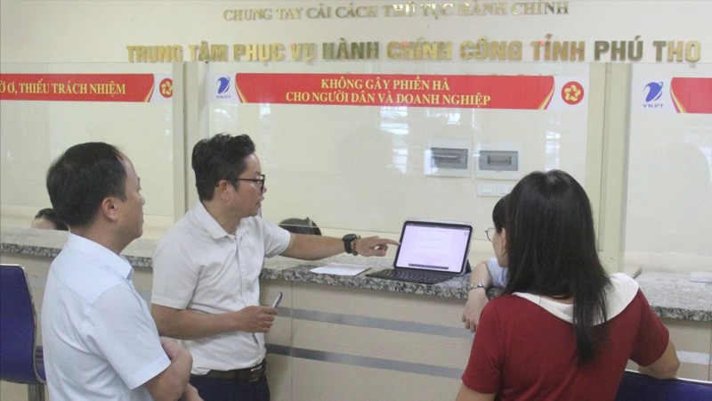 Ông Ngô Minh Phước, Phó Giám đốc Trung tâm Công nghệ thông tin, Bộ KH&CN trao đổi với cán bộ tại Trung tâm phục vụ hành chính công tỉnh Phú Thọ.