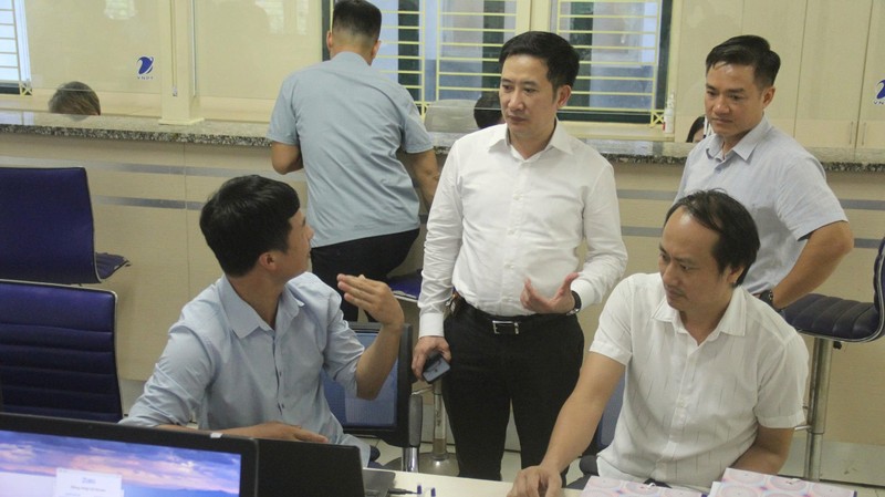 Ông Nguyễn Lê Hùng, Phó Vụ trưởng Vụ Khoa học kỹ thuật và công nghệ trao đổi với người dân tới sử dụng dịch vụ hành chính công. z6900694934103_0029506c0657efa3d18f0460d8cd8304.jpg