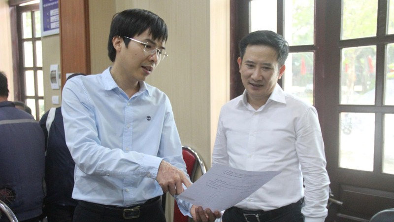 Ông Nguyễn Lê Hùng, Trưởng đoàn công tác, trao đổi với cán bộ địa phương. z6900695103241_d2bf1756385b98e0bf15bddc73f6ad95.jpg
