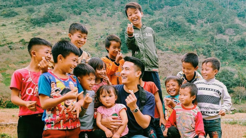 Ở nhiều trường hợp, sức ảnh hưởng của KOL có thể vượt qua cả vai trò định hướng trực tiếp của gia đình. Ảnh minh hoạ. chan-la-ca--1627637252867750162170.jpeg