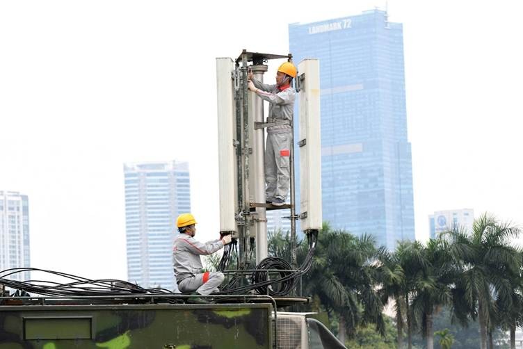 Với 1.700 trạm 5G cả lớn và nhỏ, 5G Viettel phủ sóng toàn bộ các địa điểm diễu binh, diễu hành cũng như các sự kiện chào mừng A80. Với 1.700 trạm 5G cả lớn và nhỏ, 5G Viettel phủ sóng toàn bộ các địa điểm diễu binh, diễu hành cũng như các sự kiện chào mừng A80.