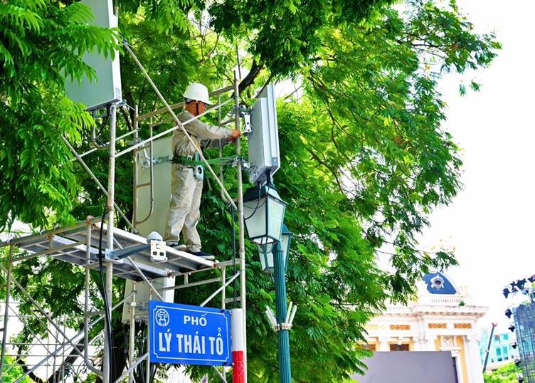 Đội ngũ kỹ thuật đang lắp đặt, bổ sung mạng lưới tại các tuyến phố quan trọng diễn ra các hoạt động kỷ niệm Quốc khánh 2/9 Đội ngũ kỹ thuật đang lắp đặt, bổ sung mạng lưới tại các tuyến phố quan trọng diễn ra các hoạt động kỷ niệm Quốc khánh 2/9