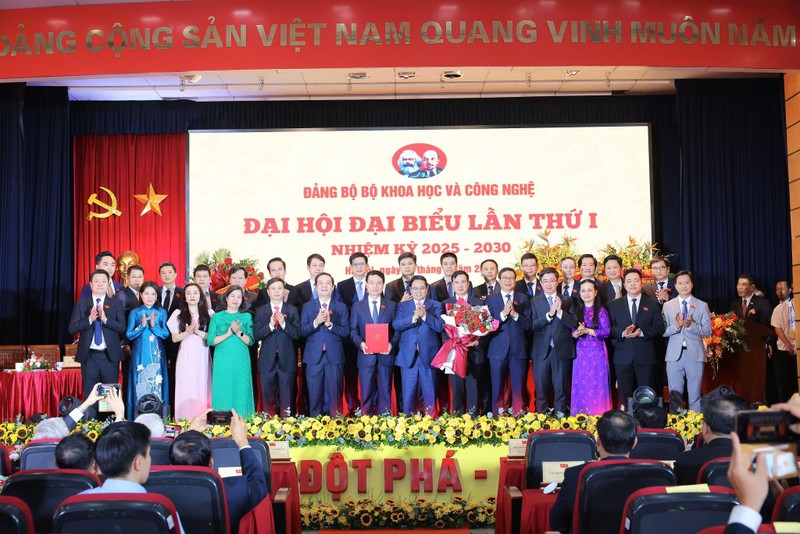 Ban chấp hành Đảng bộ Bộ Khoa học và Công nghệ gồm 30 đồng chí. Đồng chí Nguyễn Mạnh Hùng, Bí thư Đảng uỷ, Bộ trưởng Bộ Khoa học và Công nghệ được chỉ định là Bí thư Đảng uỷ Bộ Khoa học và Công nghệ nhiệm kỳ 2025 - 2030. 533190515_741650958847699_4709304343122410843_n.jpg