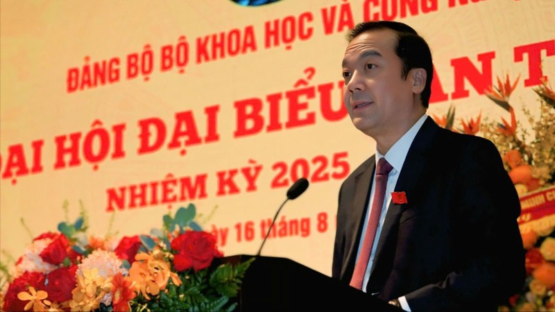 Thứ trưởng Bộ KH&CN Phạm Đức Long báo cáo các kết quả về khoa học công nghệ, đổi mới sáng tạo, chuyển đổi số đã đạt được. TT PĐL.jpg