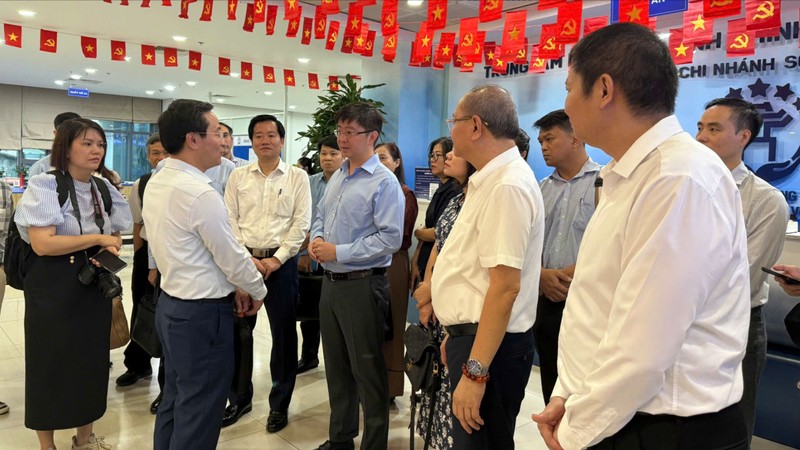 Đoàn công tác của Bộ KH&CN làm việc tại Trung tâm Phục vụ hành chính công thành phố Hà Nội. z6930348418636_ba2df802d84a524adc295fe231c75362.jpg