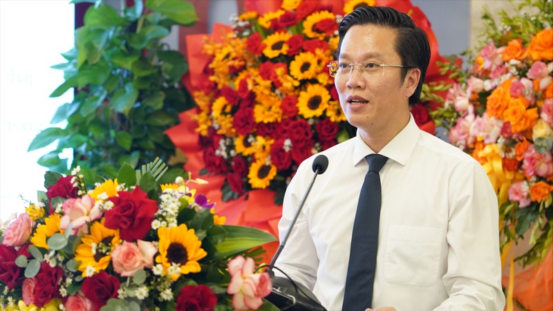 Ông Hà Minh Hiệp, Chánh Văn phòng Bộ Khoa học và Công nghệ, giới thiệu về các biểu tượng của logo mới. a Minh Hiep.JPG