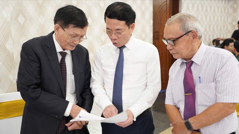 Bộ trưởng Bộ Khoa học và Công nghệ Nguyễn Mạnh Hùng trao đổi với cán bộ hưu trí ngành bưu điện về logo mới của Bộ. Ảnh: Bộ KHCN. z6933752926052_1ae06e358289896e15772bd0834f8fa4.jpg