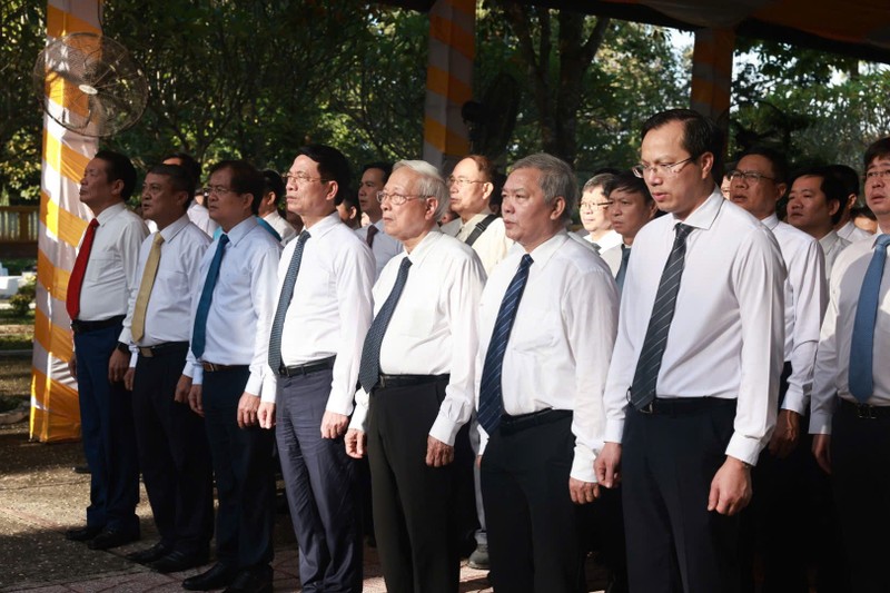 Lãnh đạo và nguyên lãnh đạo Bộ Khoa học và Công nghệ và lãnh đạo tỉnh Tây Ninh tưởng niệm các anh hùng liệt sỹ tại Nghĩa trang liệt sĩ ngành Thông tin và Giao bưu “R”. Ảnh 1.JPG