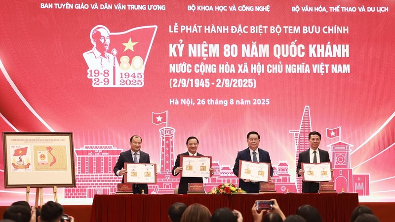 Trưởng Ban Tuyên giáo và Dân vận Trung ương Nguyễn Trọng Nghĩa (thứ hai phải sang); Phó Chủ tịch Quốc hội Nguyễn Khắc Định (thứ hai trái sang); Bộ trưởng Bộ Khoa học và Công nghệ Nguyễn Mạnh Hùng (bên phải) và Thứ trưởng Thường trực Bộ Văn hóa, Thể thao và Du lịch Lê Hải Bình thực hiện nghi thức phát hành đặc biệt bộ tem. Tem 2.9_4.JPG