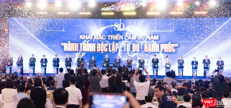Lãnh đạo, nguyên lãnh đạo Đảng, Nhà nước bấm nút khai mạc triển lãm. Ảnh: Tuấn Bùi. vt_khai mac 288.jpg