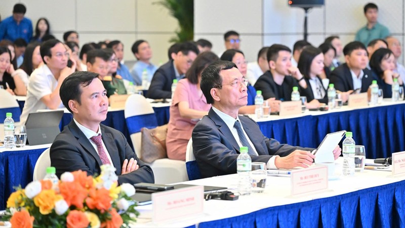 Diễn đàn có sự tham gia của đại diện lãnh đạo các Bộ, Ban, ngành trung ương, địa phương; các đại sứ quán, tổ chức quốc tế tại Việt Nam và các chuyên gia, doanh nghiệp. Bo KHCN 298.jpg