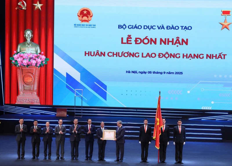 Tổng bí thư Tô Lâm trao tặng Huân chương Độc lập Hạng Nhất cho Bộ Giáo dục và Đào tạo về những thành tích xuất sắc trong công tác quản lý nhà nước về giáo dục và đào tạo. 11-17570383225611228926238.jpg
