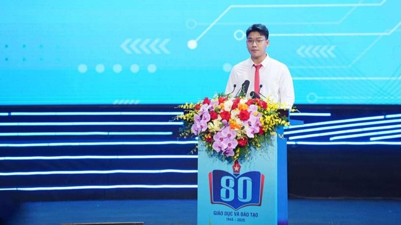 Em Kiều Tuấn Định đại diện cho hơn hơn 26 triệu học sinh, sinh viên cả nước phát biểu. image (3).jpg