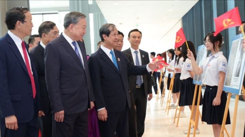 Bộ trưởng Bộ Giáo dục và Đào tạo Nguyễn Kim Sơn giới thiệu với Tổng bí thư và các lãnh đạo về những hoạt động nổi bật của ngành. IMG_5756.JPG