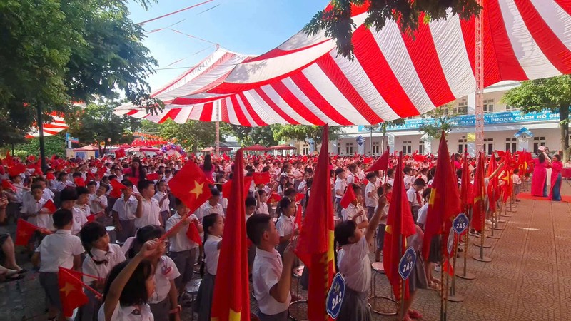 Cô trò trường Tiểu học Nam Từ Liêm (Hà Nội) hào hứng đón chào năm học mới. z6978755750737_1eb9c9762b46a070af89185a4038cbdc.jpg