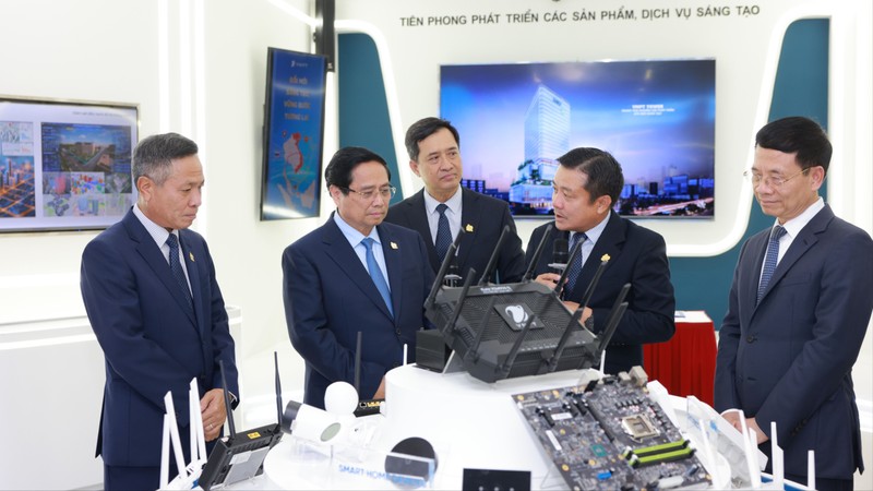 Thủ tướng Phạm Minh Chính tham quan Phòng truyền thống và sản phẩm công nghệ của Tập đoàn VNPT. IMG_9055.JPG