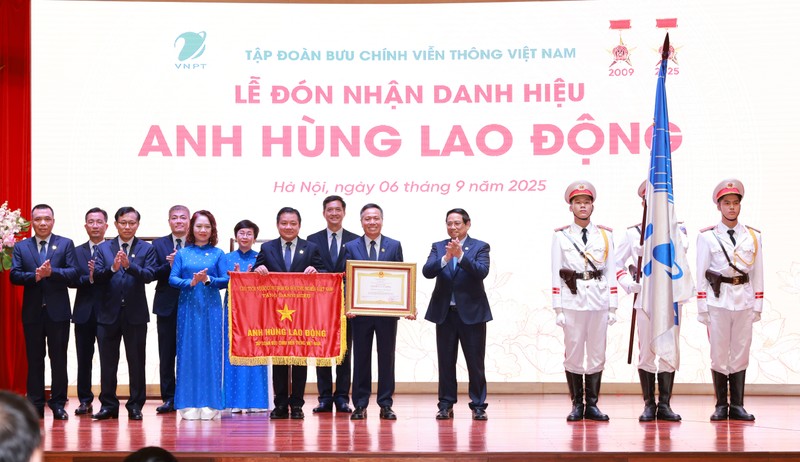Thủ tướng Phạm Minh Chính trao tặng danh hiệu Anh hùng Lao động cho tập thể Lãnh đạo, cán bộ công nhân viên, người lao động VNPT. IMG_9862.JPG