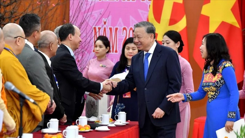 Tổng bí thư Tô Lâm gặp gỡ đoàn kiều bào tiêu biểu về quê đón Tết cổ truyền và tham dự chương trình “Xuân Quê hương 2025”. Ảnh: Bộ Ngoại giao. tong-bi-thu-to-lam-tiep-doan-100-kieu-bao-tieu-bieu-tham-du-xuan-que-huong-2025-3-2941-1853.jpg
