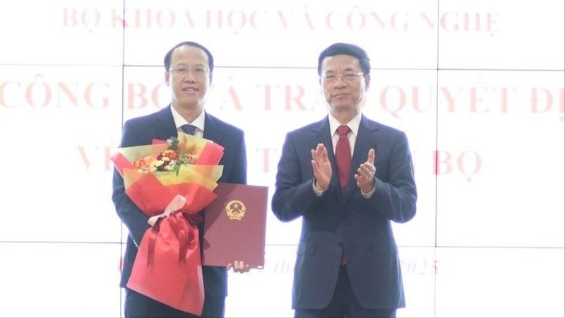 Bộ trưởng Nguyễn Mạnh Hùng trao quyết định điều động và bổ nhiệm ông Nguyễn Trường Giang giữ chức Quyền Giám đốc Trung tâm Internet Việt Nam. 546418409_763913493288112_3470796962108687542_n (1).jpg