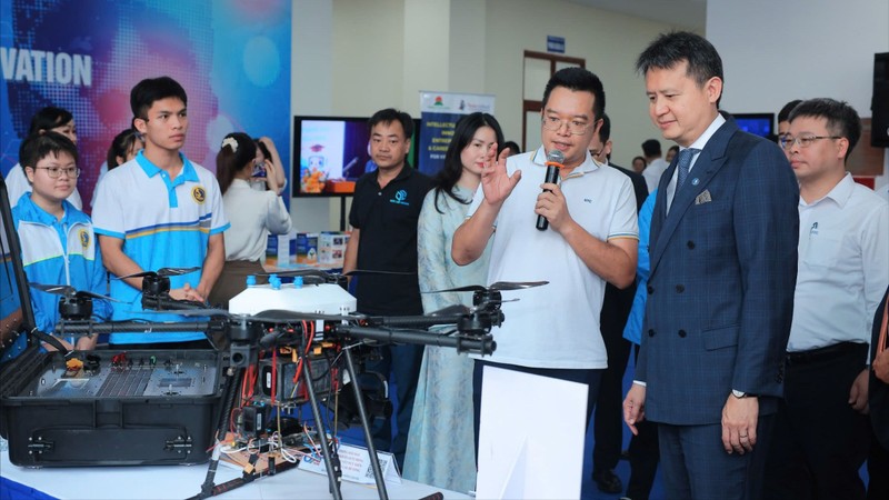 Ông Daren Tang tham quan các mô hình công nghệ của sinh viên Học viện Bưu chính viễn thông. z7052783738969_0e928b95a57cd7a2a0742038124b3f55.jpg