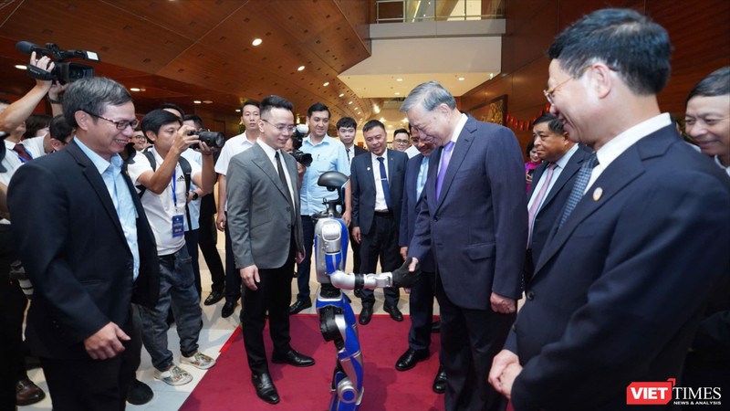 Tổng Bí thư Tô Lâm trải nghiệm robot tích hợp trí tuệ nhân tạo (AI), trực tiếp bắt tay cùng cánh tay robot hiện đại. Ảnh: Bùi Tuấn. misa 1.jpg