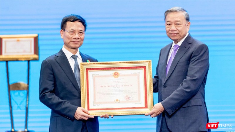 Bộ trưởng Bộ Khoa học và Công nghệ Nguyễn Mạnh Hùng được trao tặng Huân chương Bảo vệ Tổ quốc hạng Nhất. Ảnh: Bùi Tuấn. vt_nmh24.jpg