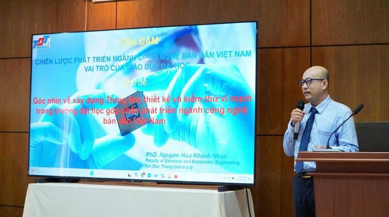 TS. Nguyễn Hữu Khánh Nhân (ĐH Tôn Đức Thắng) trao đổi tại tọa đàm. khanh nhan.jpg
