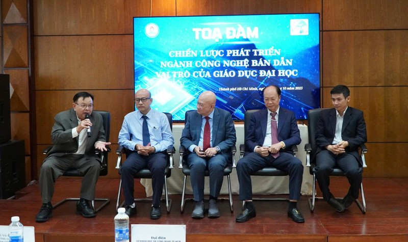 Các khách mời tham gia tọa đàm. toa dam.jpg