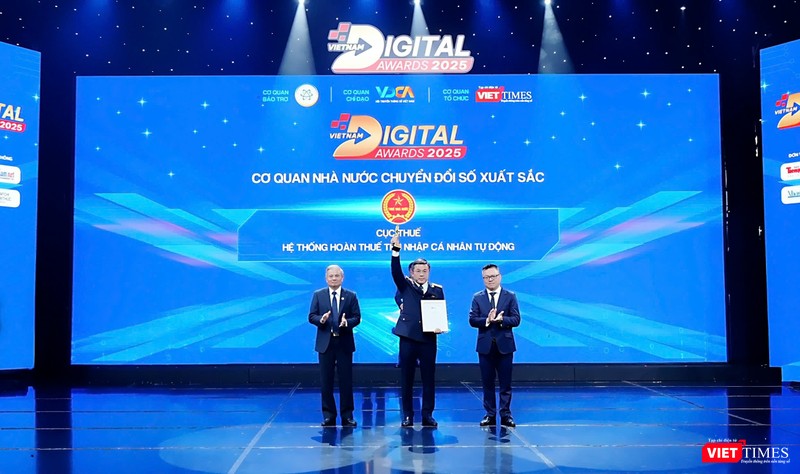 Ông Lê Long - Phó Cục trưởng Cục thuế đại diện nhận giải từ Ban tổ chức. vt_cuc thue.jpg