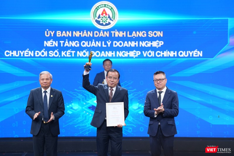 Ông Phan Hồng Tiến, Giám đốc Sở Tài chính tỉnh Lạng Sơn đại diện nhận giải từ Ban tổ chức. vt_Lang Son.jpg
