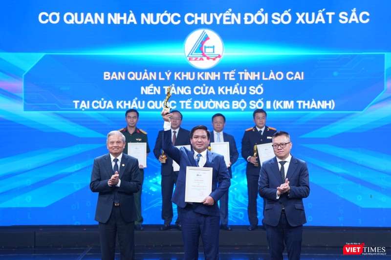 Ông Vương Trinh Quốc, Trưởng ban Quản lý Khu kinh tế tỉnh Lào Cai đại diện nhận giải. vt_Lao cai.JPG