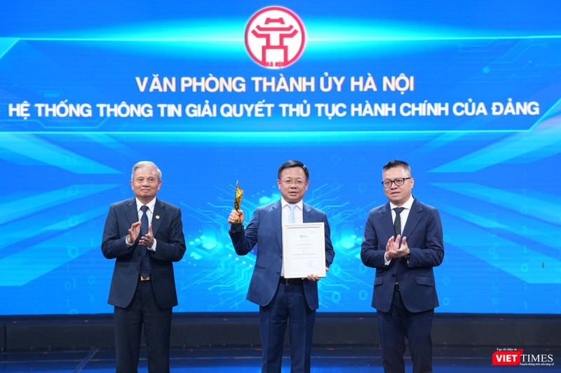 Ông Trần Thanh Hà - Chánh Văn phòng Thành uỷ Hà Nội đại diện nhận giải từ Ban tổ chức. vt_TUHN.jpg