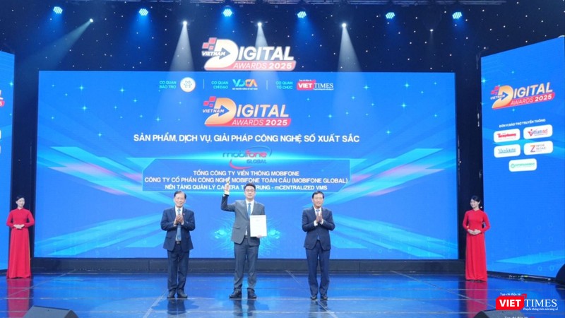 Ông Đỗ Duy Quang, Phó giám đốc Trung tâm Phát triển Công nghệ MobiFone đại diện nhận giải. vt_mobifone.jpg