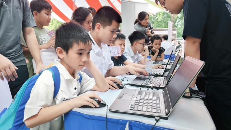 Các học sinh háo hức trải nghiệm ứng dụng OctoAI ngay trong khuôn khổ STEAMese Festival. octoAI1.jpg