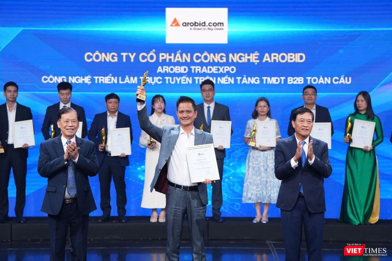 Ông Nguyễn Hải Triều, Giám đốc điều hành đại diện Arobid nhận Giải thưởng Chuyển đổi số Việt Nam 2025. vt_arobid VDA.jpg