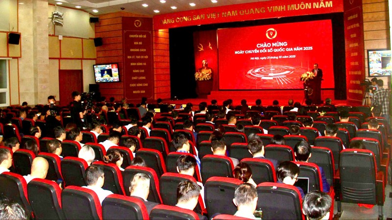 Chương trình diễn ra trực tiếp tại Bộ Khoa học và Công nghệ, trực tuyến tới 34 điểm cầu truyền hình từ Ủy ban nhân dân các tỉnh, thành. ngay cds qg 10.10.jpg
