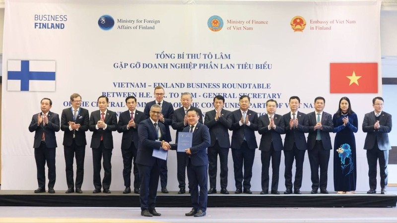Ông Huỳnh Quang Liêm - Tổng Giám đốc VNPT và ông TL Viswanathan, Thành viên Ban lãnh đạo, Giám đốc sản phẩm Tập đoàn F-Secure trao Biên bản ghi nhớ dưới sự chứng kiến của Tổng Bí thư Tô Lâm. VNPT-F-Secure.jpg